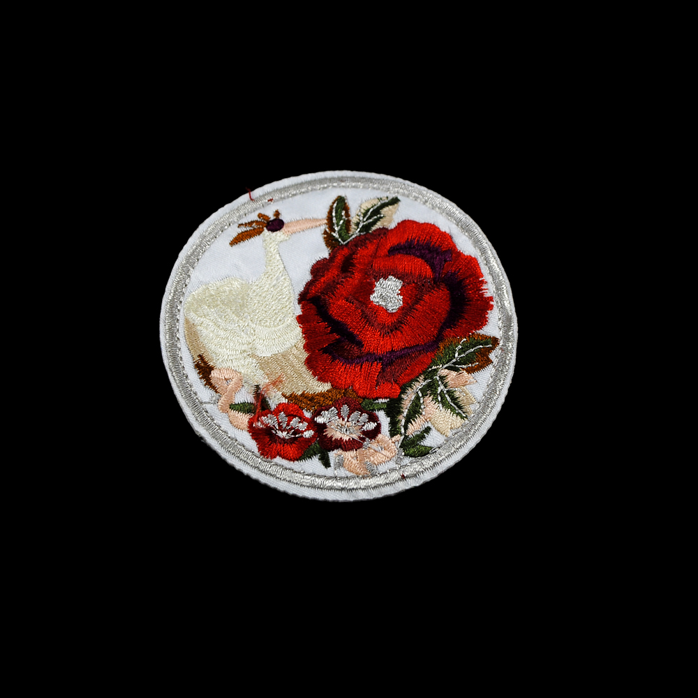 Аппликация клеевая вышитая Райская птица кремовая и роза 85*85мм, круглая, белый, кремовый, красный, зеленый. Аппликации клеевые Вышивка