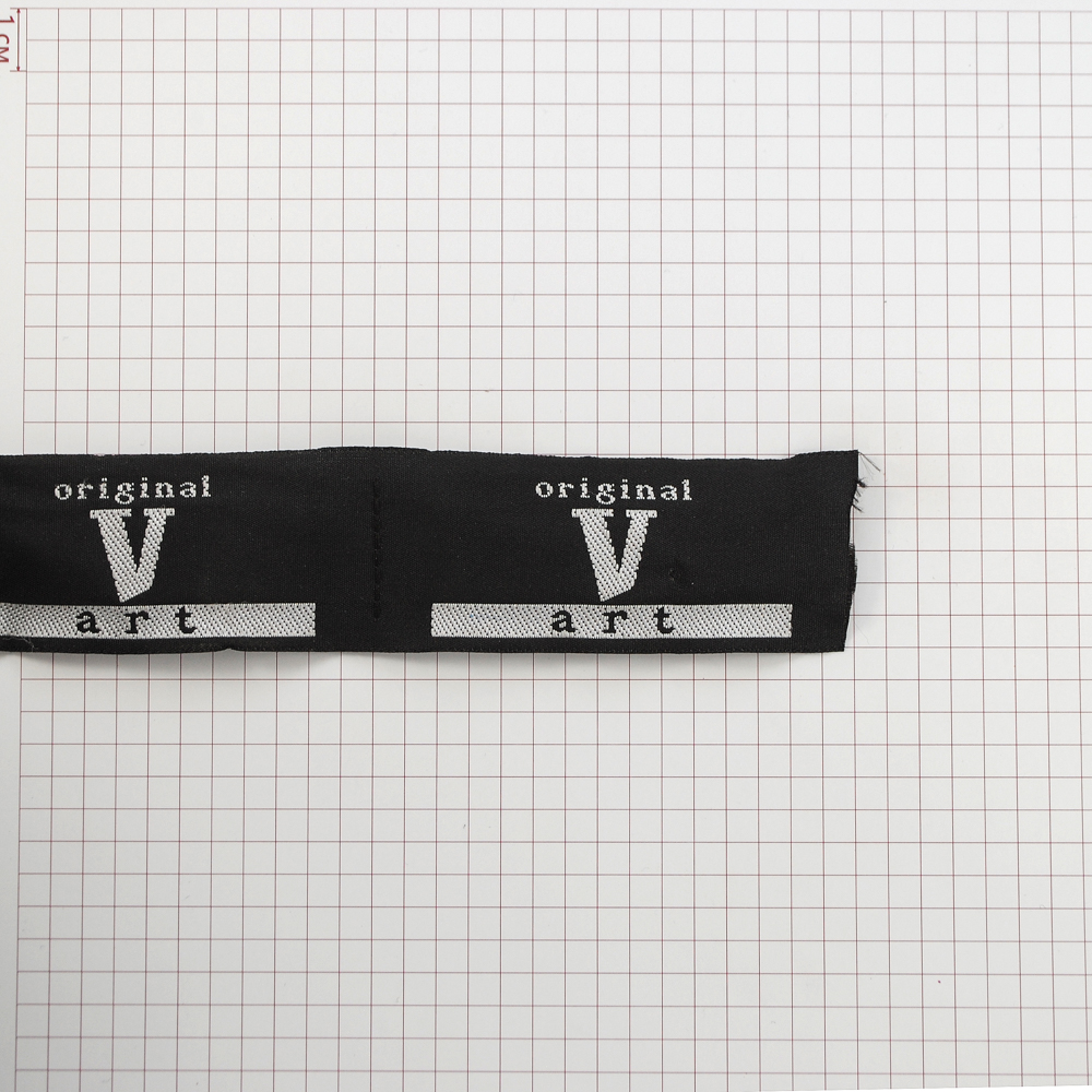 Этикетка тканевая вышитая V art  №1, 7,8*3,2см. Вышивка / этикетка тканевая