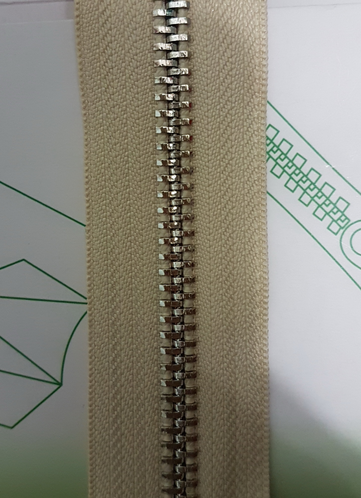 Змейка металлическая №5 85см, О/Е, Nickel и бежевая ткань, шт. Змейка Металл