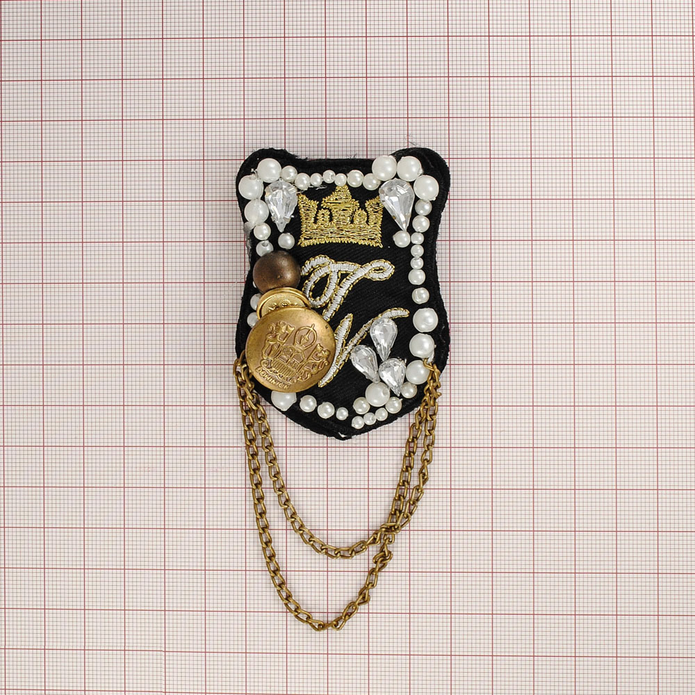 Брошь № 21а корона люрекс золото (черный войлок), пуговица, жемчуг, стразы, цепи, шт. Броши
