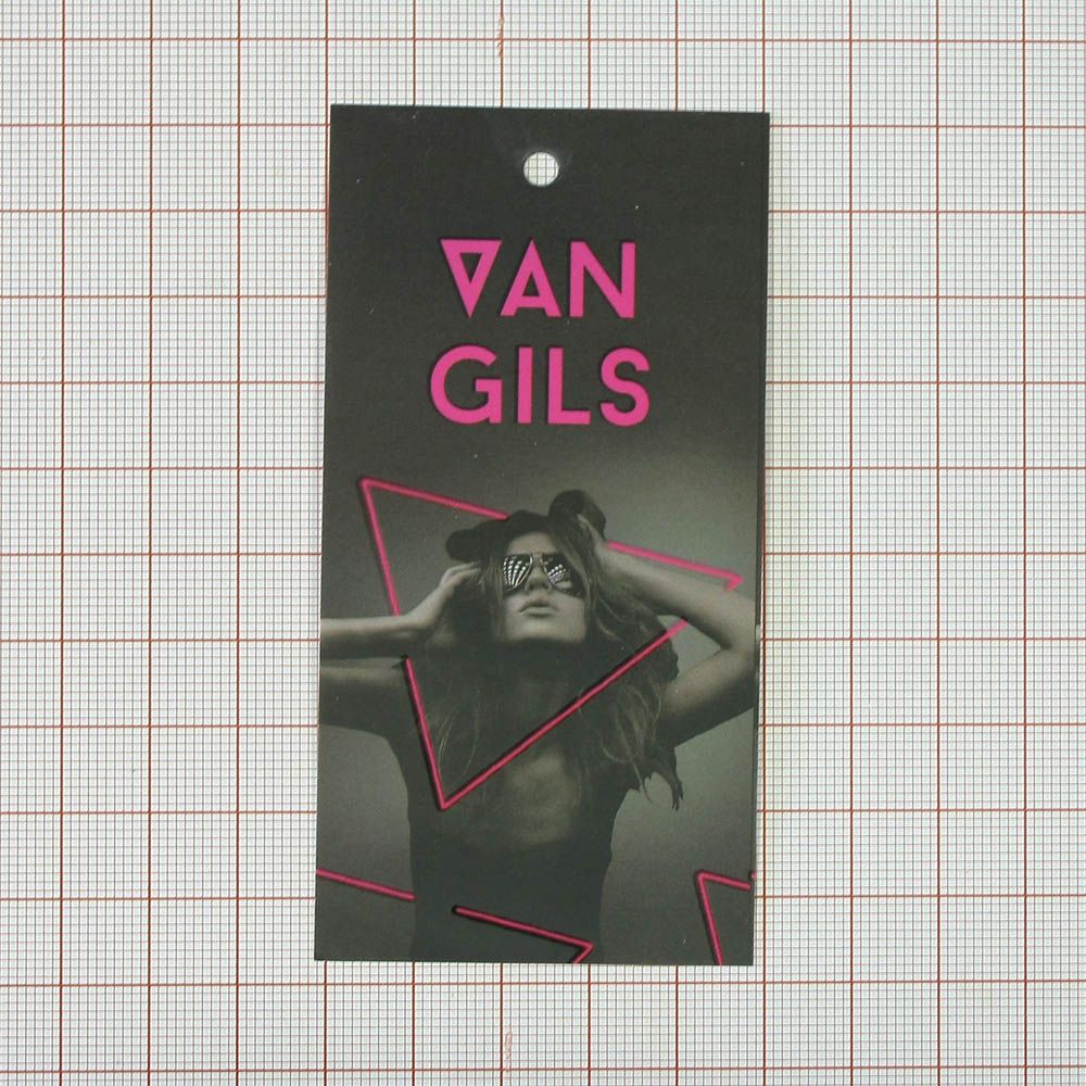 Этикетка бумажная Van Gils Девушка и пурпурный треугольник, 50*100мм /картон обычный/. Этикетка бумага