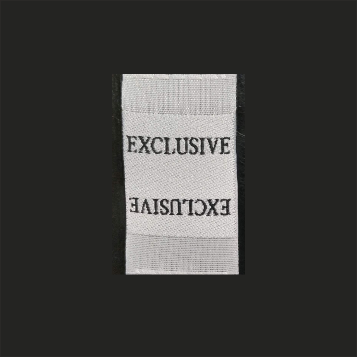 Этикетка тканевая вышитая Exclusive №2, 3,5*2,4см белая /tafta, флажок/ . Вышивка / этикетка тканевая