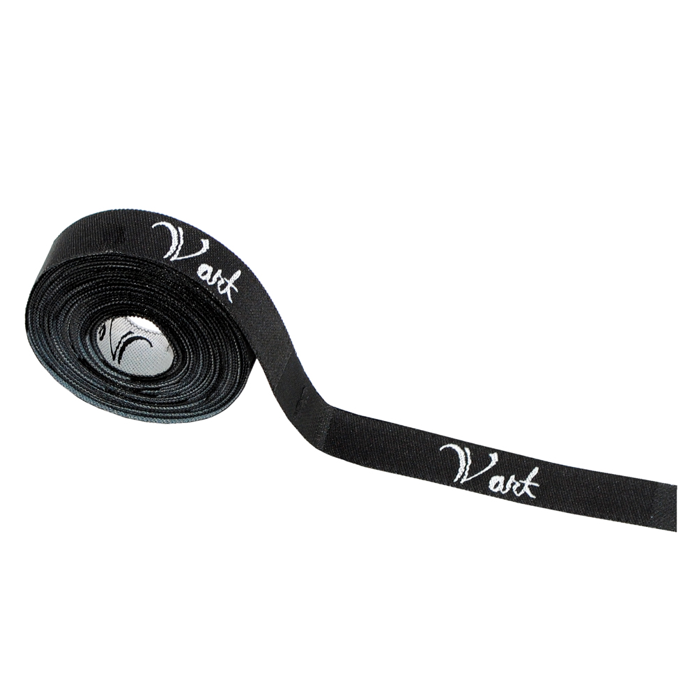 Этикетка тканевая вышитая V art  №6, 1,2*7,6см, черная и белый лого /atkisatin/, шт. Вышивка / этикетка тканевая