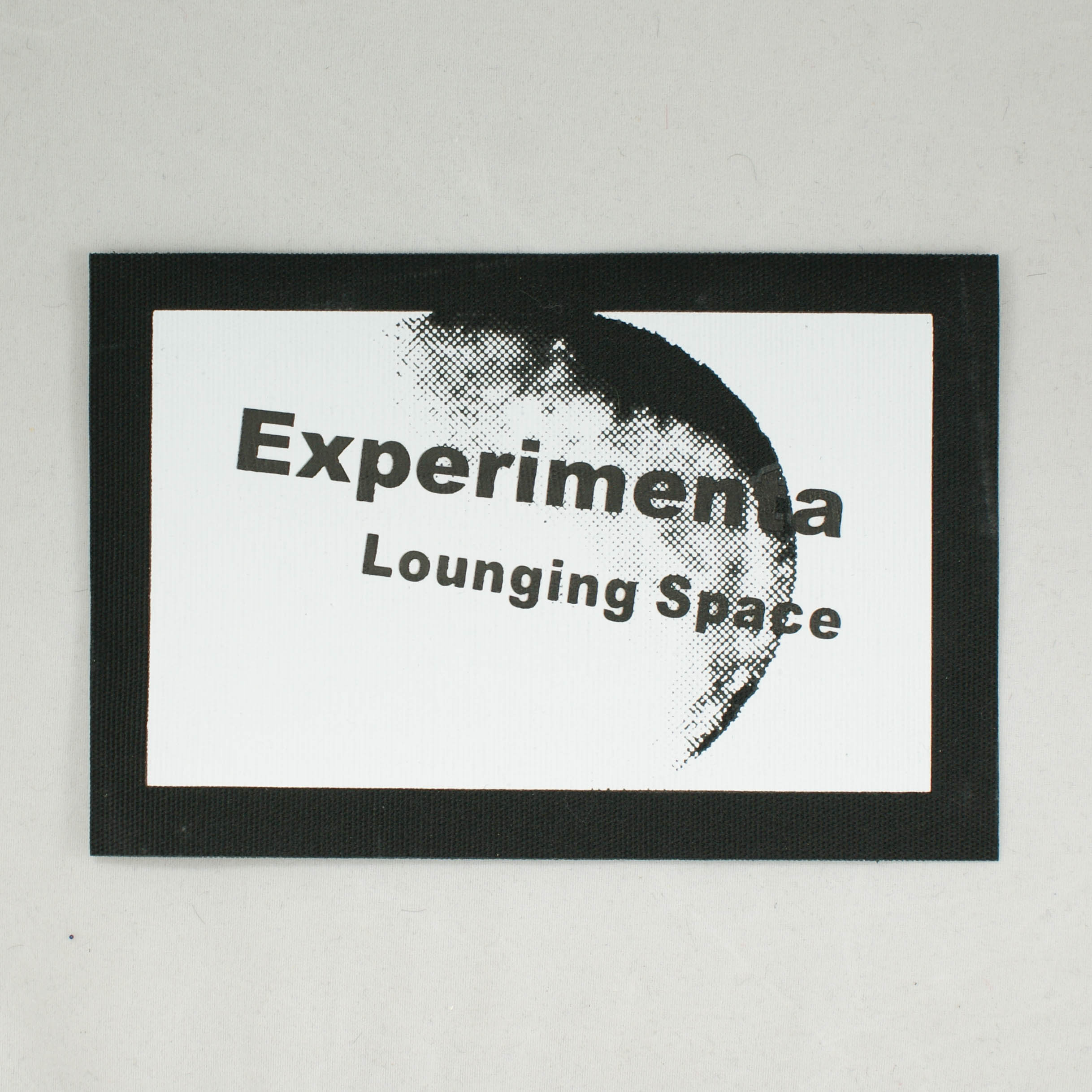 Нашивка тканевая Experimenta Lounging Space 9*14.5см, черная рамка и буквы, белый фон, шт. Нашивка Ткань