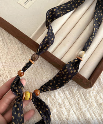 Украшение на шею с подвеской (платок пятнистый), 90см, черный, коричневый, бежевый, шт. Украшения