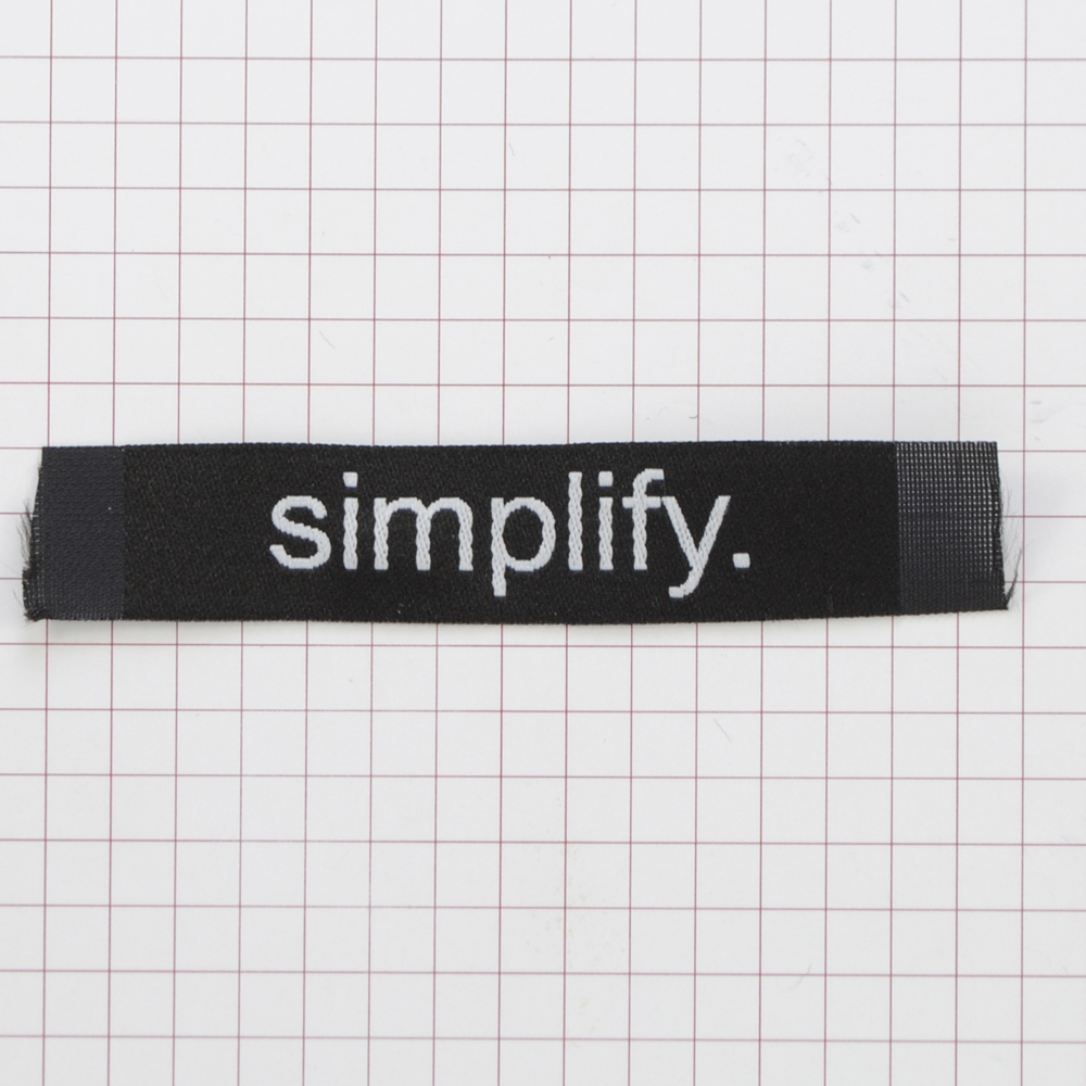 Этикетка тканевая Simplify 1,5см черная и белый лого /70 atki/, шт. Вышивка / этикетка тканевая