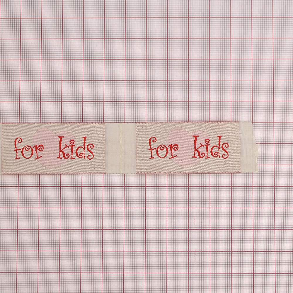 Этикетка тканевая вышитая For kids 2,3см, светло-бежевый, розовое сердце. Вышивка / этикетка тканевая