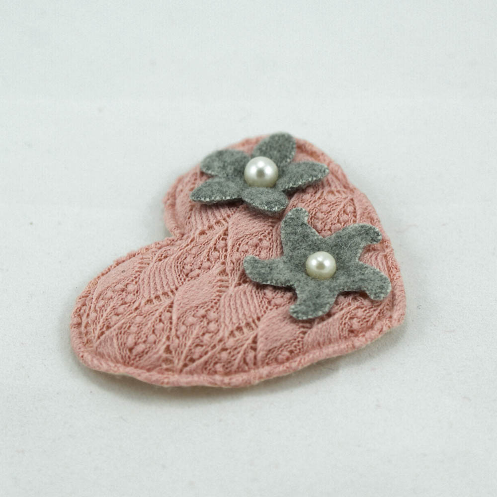 Аппликация вязаная пришивная Сердце и звезды 6*6,5см, розовое сердце, серые звезды, жемчуг. Аппликации Пришивные Кружевные Вязаные