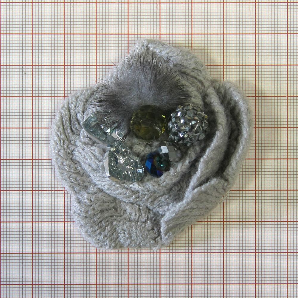 Аппликация декор обувная 25 Роза вязаная серая, бусины, мех, шт. Аппликации Пришивные Цветы Банты