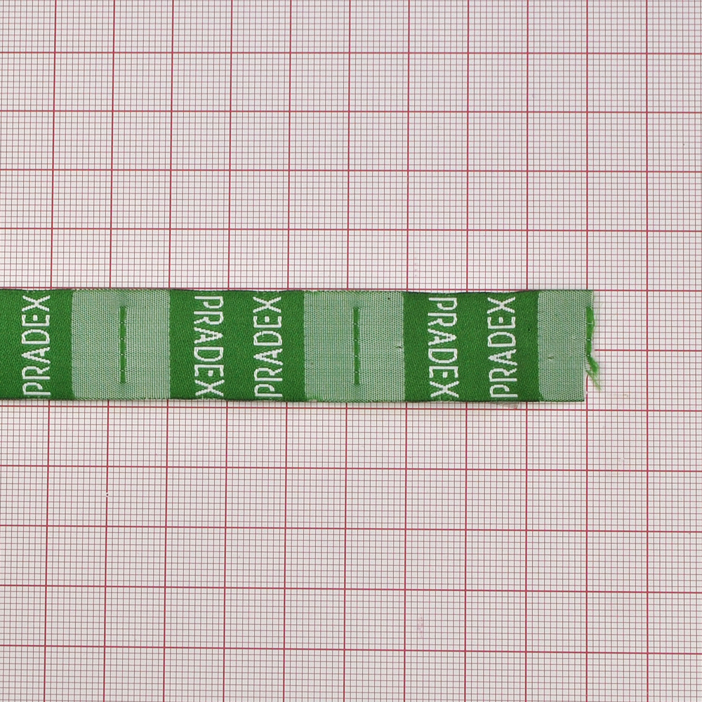 Этикетка тканевая вышитая Pradex 2см зеленая, белый лого /флажок, 70atki/ 100м. Вышивка / этикетка тканевая
