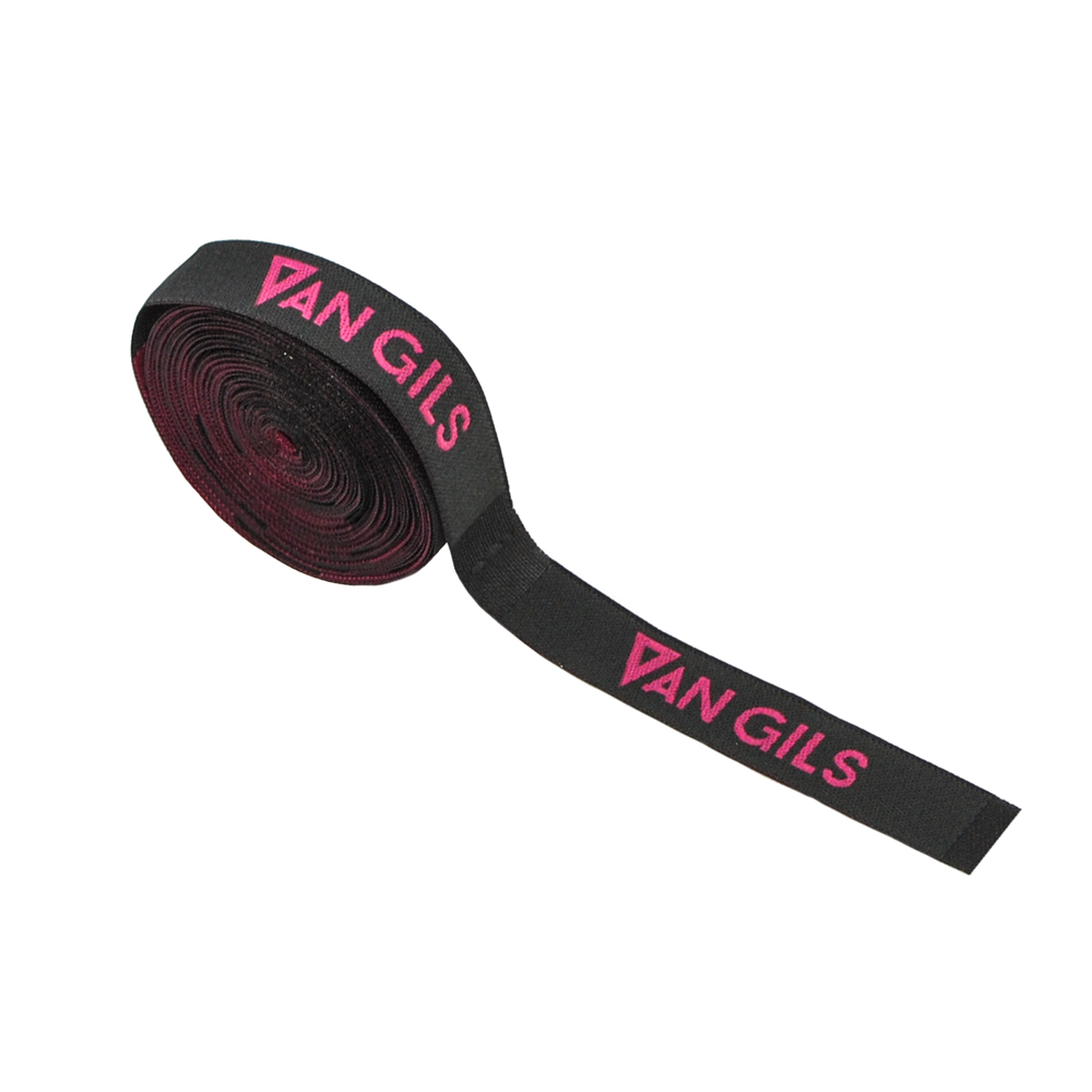 Этикетка тканевая вышитая Van Gils №7, 1,2см, графитная, малиновый лого. Вышивка / этикетка тканевая