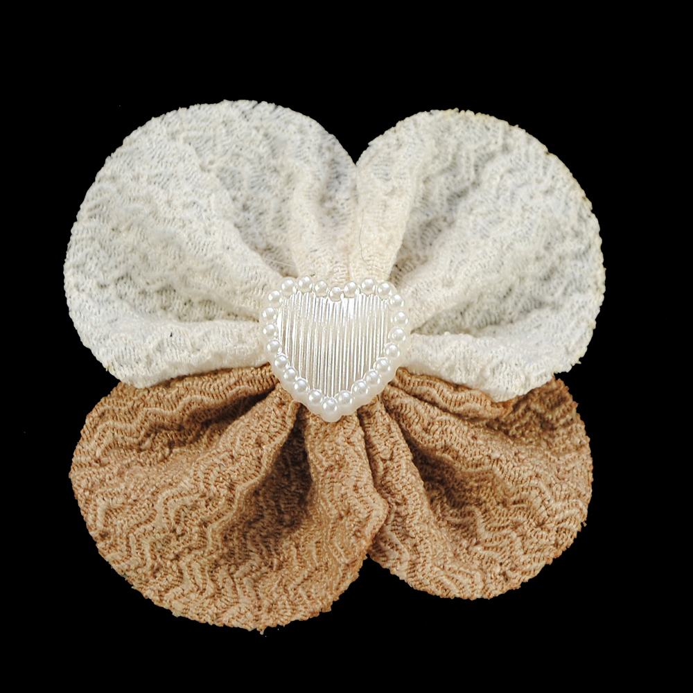 Аппликация тканевая пришивная детская Цветок с сердечком, 5см, белый, коричневый, бусины, шт. Нашивка Детская