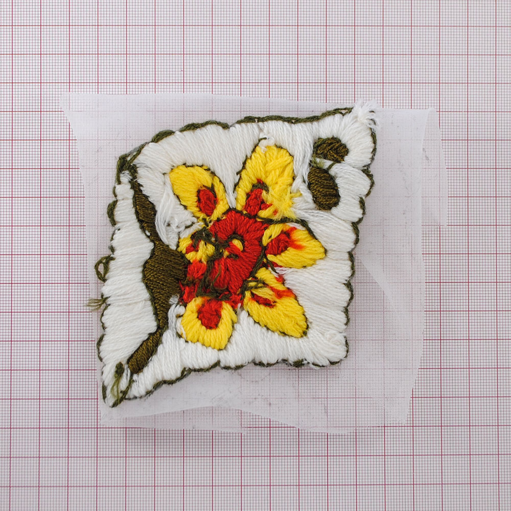 Отделка сетка MR-218, 8*8см, белая вышивка ромб с желто-красным цветком. Отделка Разное