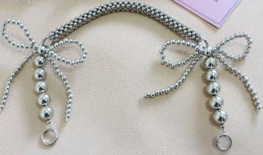 Украшение на карабинах Жгут из бусин с бантиками, 58см, никель, шт. Перетяжка металл со стразами