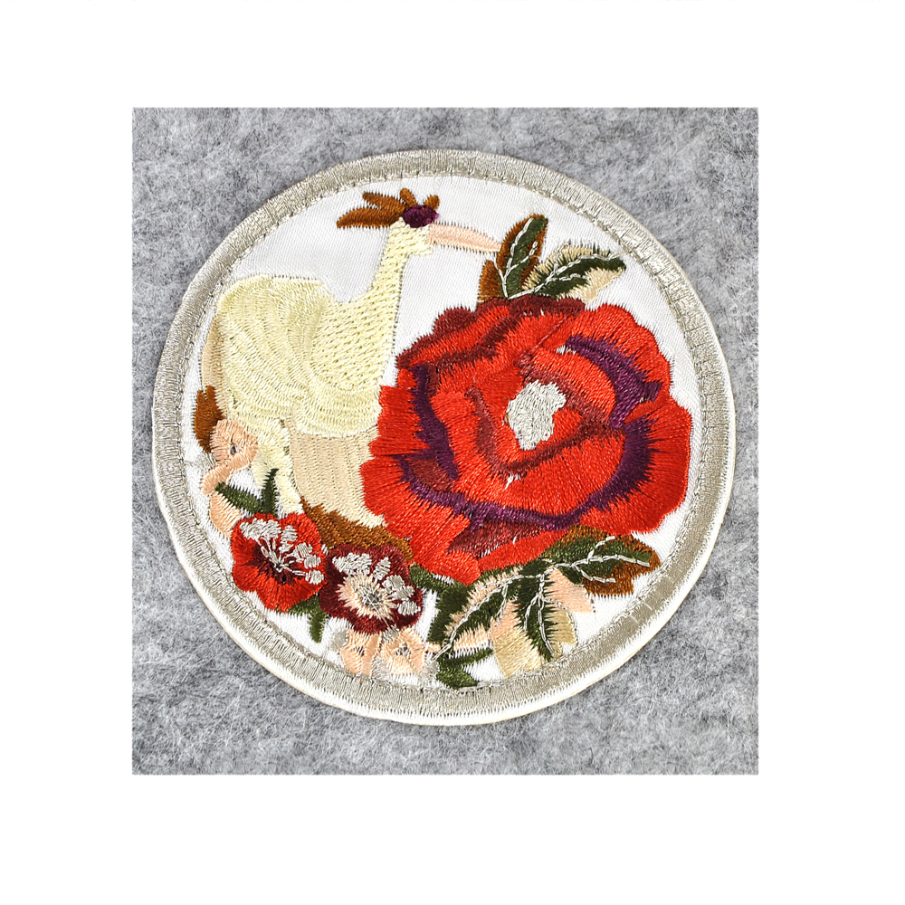 Аппликация клеевая вышитая Райская птица кремовая и роза 85*85мм, круглая, белый, кремовый, красный, зеленый. Аппликации клеевые Вышивка