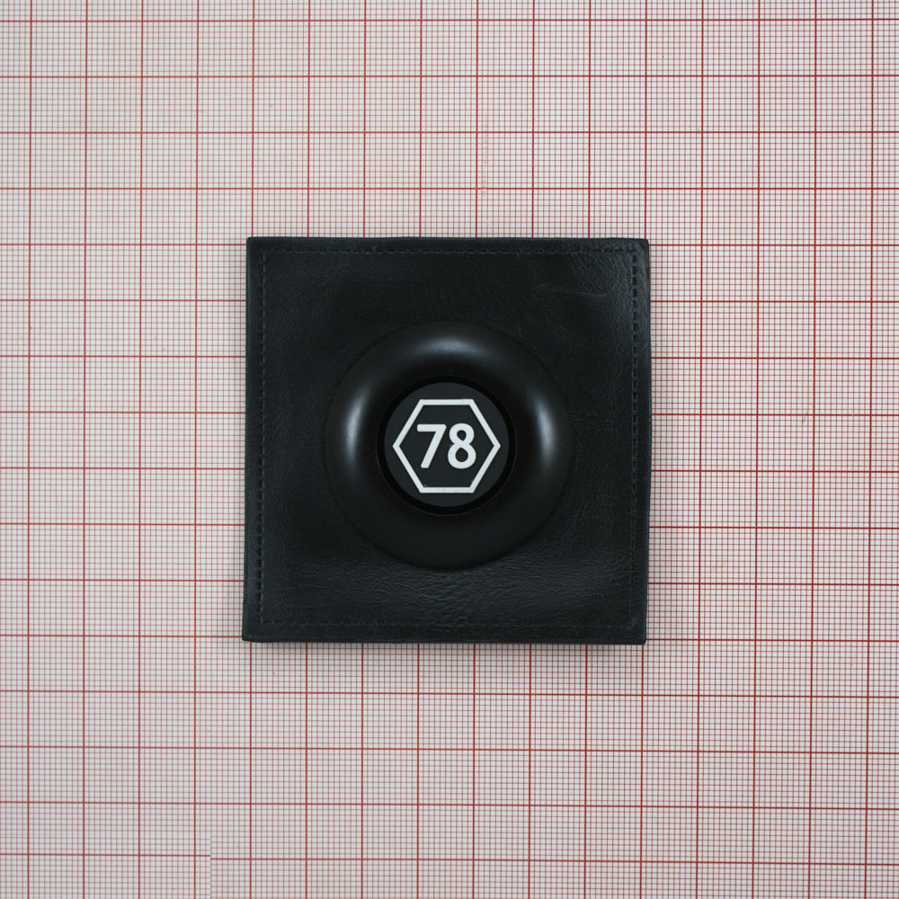 Лейба п/у и металл 78 7*7см черный, белый. Лейба Кожзам